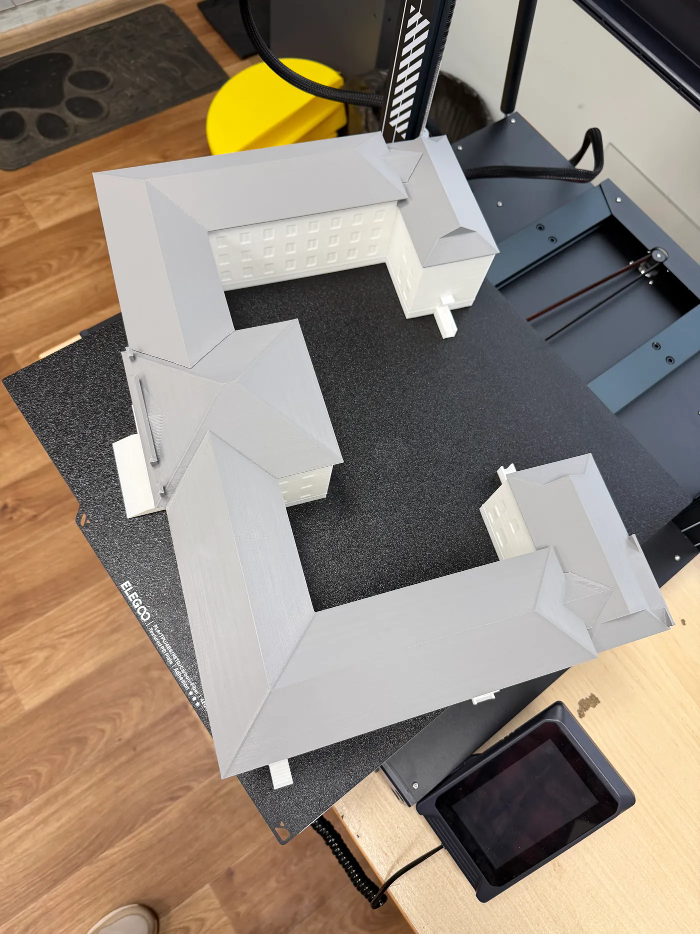 Білий прототип корпусу поруч із 3D-принтером